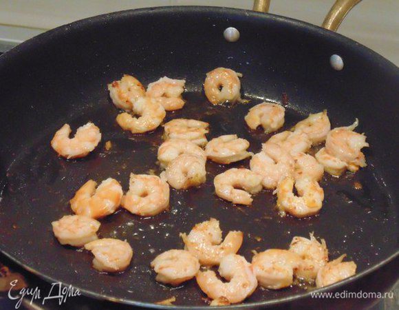 В сковороде разогреть 1 ст. ложку оливкового масла, на сильном огне быстро обжарить креветки. Креветки убрать на тарелку, накрыть фольгой.