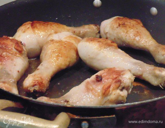 Влить оставшееся масло ( 2 ст. л) и обжарит куриные голени с двух сторон.