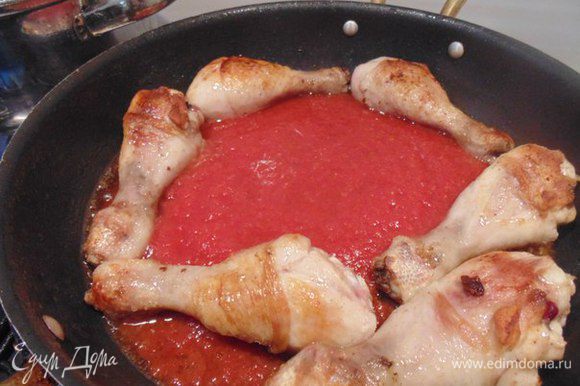 Добавить томатный соус, убавить огонь и потушить 5 минут.