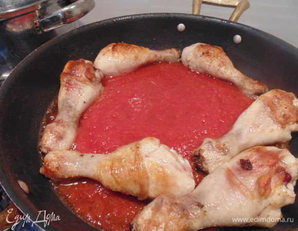 Добавить томатный соус, убавить огонь и потушить 5 минут.