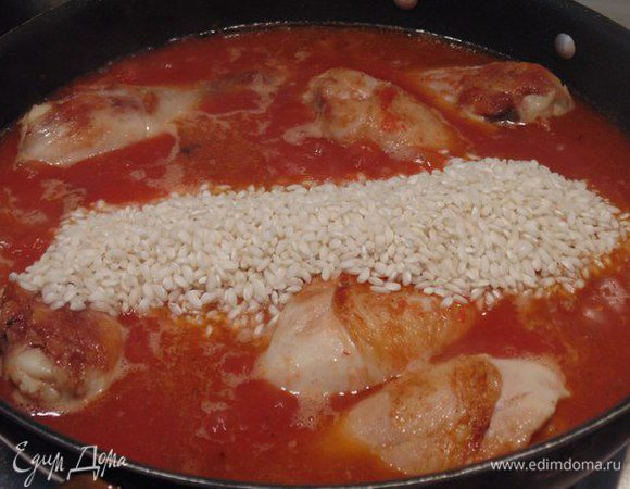 Влить горячий бульон, высыпать рис, перемешать, готовить 10 минут на сильном огне. 