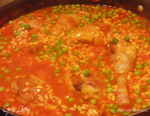 Добавить зеленый горошек, довести до кипения, убавить огонь до минимума и готовить еще 8 минут. Посолить, , добавить шафран и паприку.