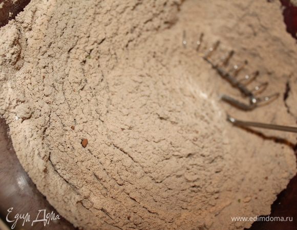 Смешайте все сухие ингредиенты в чаше, я последовала совету автора, теперь всегда смешиваю венчиком. Кажется, что масса напитывается воздухом.