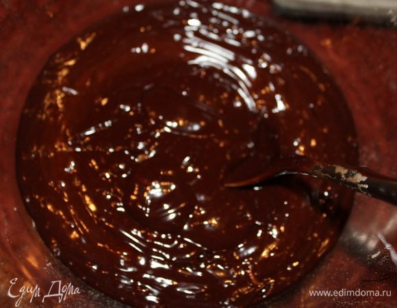 Яйца с сахаром взбить до густой констистенции. Шоколадную массу добавить к взбитой яичной массе. Полученная шоколадная масса станет более густой. 