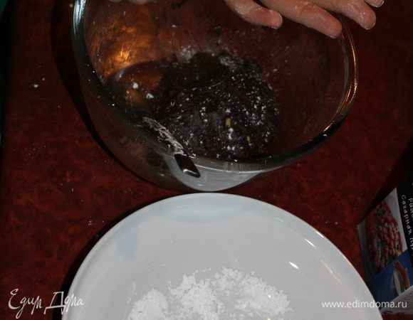 Спустя 2 часа тесто станет тверденьким, ложкой отмеряете количество тесто и скатываете шарики ладонями. Тесто в руках становится как пластилин. Важно не делать мелкие шарики, т.к. пряник получится суховатым, а нам надо, чтоб в трещинках виднелась влажная поверхность. 