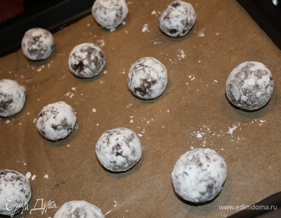 Шарики обволакиваете в сахарной пудре и на противень.