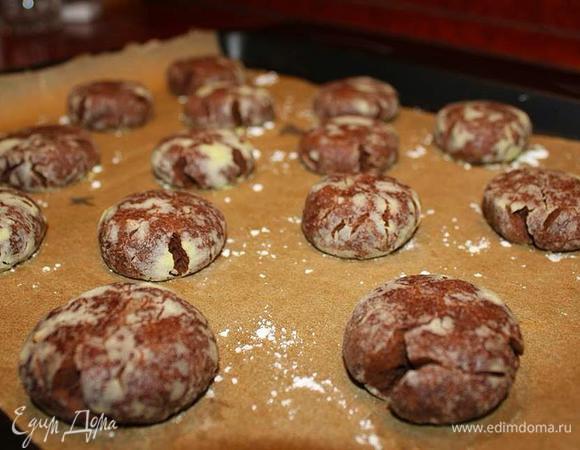 Выпекайте минут 10-12 при температуре 165°C. Пряники немного поднимутся, появятся характерные трещинки.