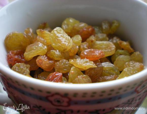 Бисквит. Изюм промыть, заправить 1 столовой ложкой орехового ликера. Дать постоять.