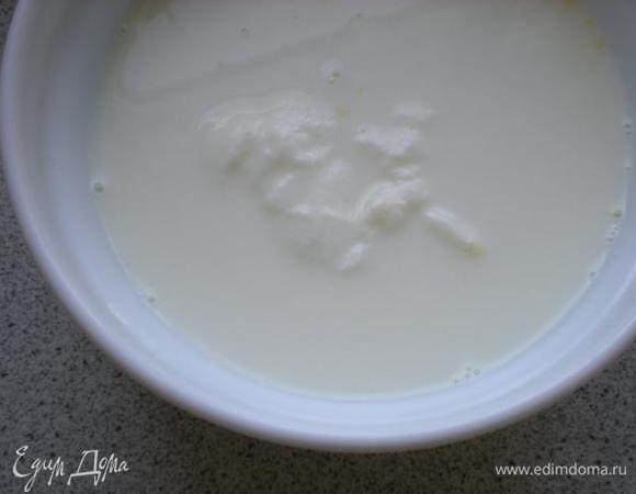 4 столовые ложки молока  соединить с 4 столовыми ложками мацуна. 