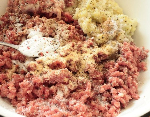 Лук-порей (светлая часть) нарезать кольцами и обжарить с двумя столовыми ложками растительного масла в течении 2 минут,он должен слегка обмякнуть,остудить.Мясо зачистить от пленок,пропустить через мясорубку вместе с остывшим луком-пореем,репчатым луком и свиным салом.Добавить молотый мускатный орех,чесночный порошок,соду.Соль и молотый перец добавляйте по своему вкусу.