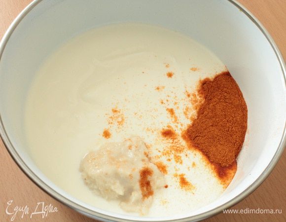 Приготовить соус для смазывания колбасок:к сметане добавить чайную ложку сладкой молотой паприки и чайную ложку белого хрена(в моем случае лимонный),перемешать.