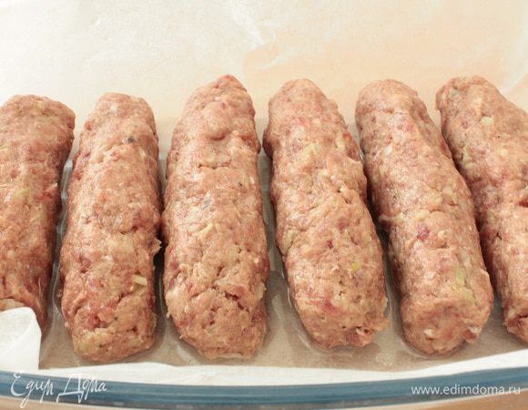 Форму для запекания выстелить пергаментом,на лить две столовые ложки растительного масла.Формуем крупные колбаски,выкладываем их на небольшом расстоянии друг от друга.