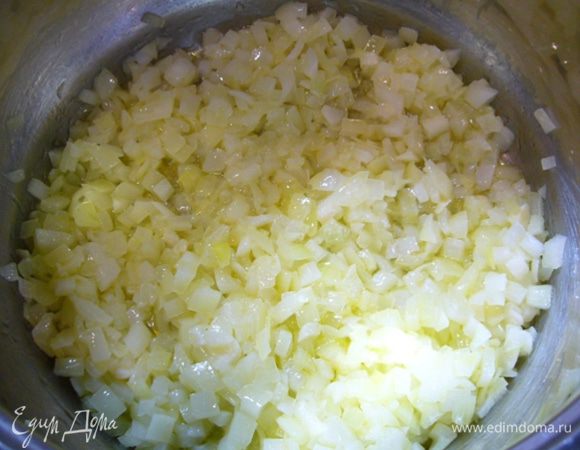 Нарезать лук и обжарить его в кастрюле с толстым дном на сливочном масле до прозрачности.
Просеять в кастрюлю муку, готовить, помешивая, 3 минуты.

