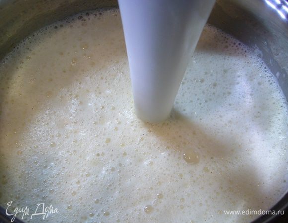 Влить вино, перемешать.
Залить массу горячим рыбным бульоном, дать закипеть, варить 5 мин.
Влить сливки, посолить, поперчить, приправить мускатным орехом.
Взбить массу погружным блендером или протереть через сито.
