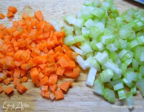 Сельдерей и морковь порезать мелкими кубиками.