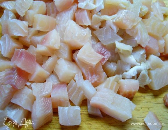 Рыбное филе также порезать кубиками.