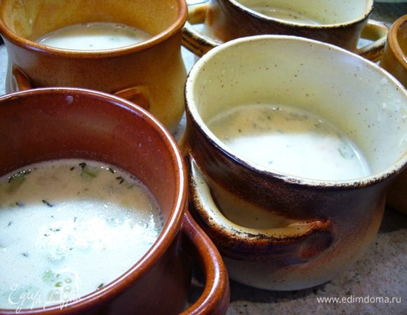 Разлить взбитую массу в горшочки, добавить овощи, тимьян, рыбу.