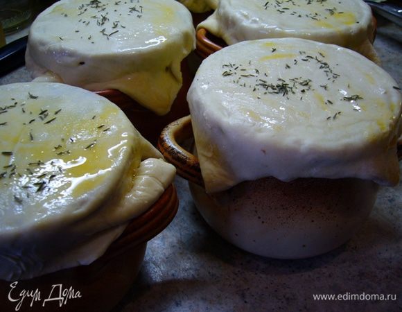 Накрыть горшочки слоеным тестом, смазать его яйцом, присыпать тимьяном.
Духовку разогреть до 200 град.
Поставить в духовку на 15 мин. горшочки. Тесто за это время подрумянится.
