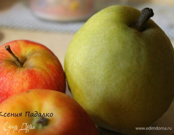 Фрукты помыть, очистить от кожуры и семенной коробочки. Нарезать тонкими ломтиками.