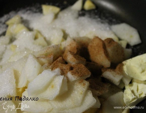 В сковороду положить масло, фрукты, сахар и корицу. Как только фрукты дадут сок, добавить 12 ягод вишни. Тушить до испарения жидкости.