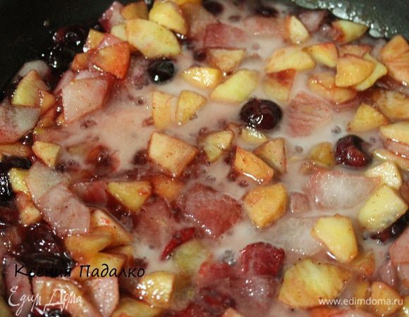 Крахмал развести в воде, влить в сковороду и выключить огонь. Перемешать.