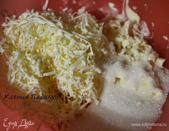 Пока начинка остывает займемся тестом. Для этого маргарин натереть на мелкой терке, добавить к нему сахар и перемешать вилкой.