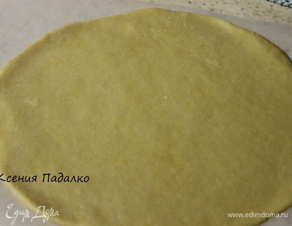 Охлажденное тесто раскатать в круг на пергаменте.
