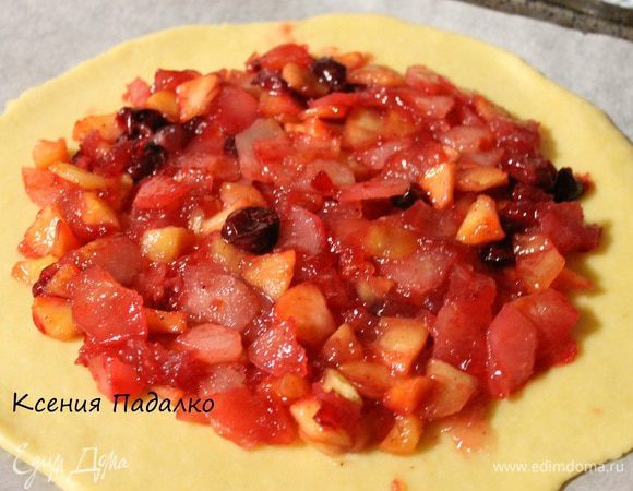 В середину выложить остывшую начинку, отступая от края 2 см. Загнуть края галеты. 