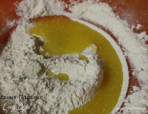 Для штрейзеля смешать муку и сахар, потом добавить растопленное сливочное масло и перемешать все рукой.