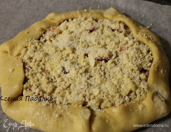 Посыпать крошкой верх галеты. Выпекать в заранее разогретой до 200 градусов духовке 30-40 минут. До зарумянивания.