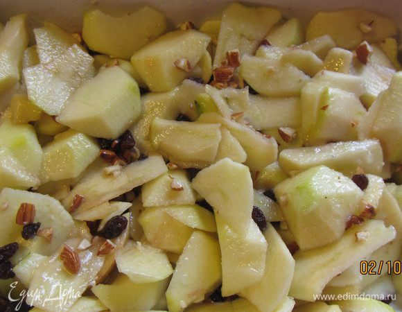 Добавляем сахар (количеству смотрите по вкусу), корицу (я не добавляла), ванильный сахар, ароматизатор рома, изюм и рубленый миндаль. Все перемешиваем.
