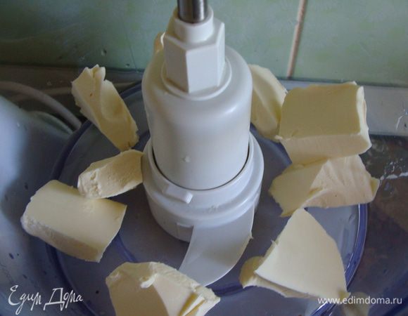 Теперь готовим шоколадный бисквит.
Духовку разогреваем до 200 градусов.
В комбайн помещаем размягченной сливочное масло.