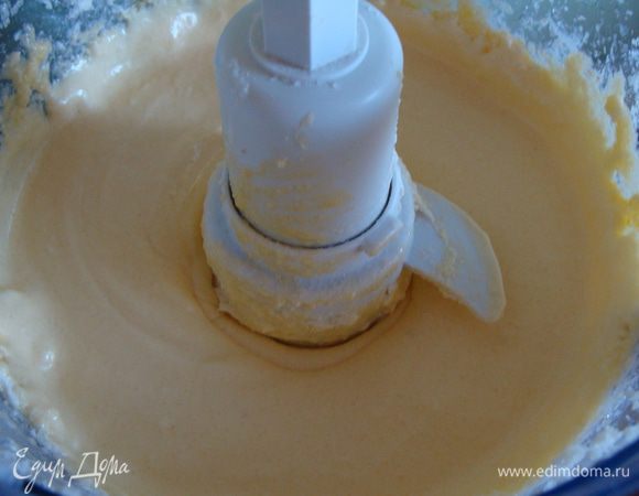 Взбиваем на небольшой скорости, добавляем сахар, взбиваем.
Затем добавляем яйца. Сначала одно, хорошо взбиваем на средних оборотах, затем другое, и еще раз хорошенько взбиваем нашу масляно-яичную массу.
Яйца я брала маленькие. Если у вас крупные яйца, достаточно будет взять 1шт.