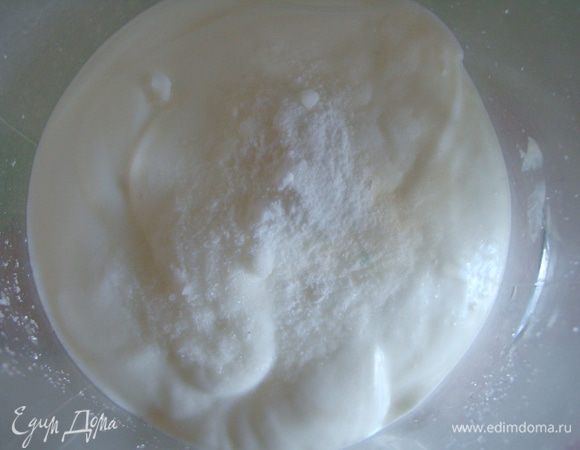 В 100 г кислой сметаны, добавляем 1 ч.л соды, перемешиваем. У меня была не слишком кислая, поэтому я добавила немного простокваши, а во второй раз вообще несколько капель уксуса.