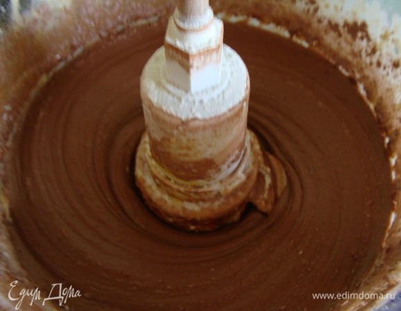 Добавляем сметану в нашу смесь, взбиваем. Затем просеиваем муку и какао. Все тщательно перемешиваем. Получилось тесто, как густая сметана.
Теперь расскажу два варианта выпечки и каким был результат,а вы выберите, какой вам подходит больше.
1. Первый раз я выпекала тесто в застеленной пергаментом разъемной форме d24 см около 25 мин. Получилось более толстое и влажное тесто, которое я разрезала потом вдоль на два бисквита.
2. Второй раз я выпекала на противне, застеленном бумагой,  20 мин. Оно получилось тоньше и суше. Но также вкусным.
Могу сказать, что из круглых бисквитов у меня получилось вырезать больше кружочков. И скорее всего, меня больше устраивает  первый способ приготовления, но решать вам.