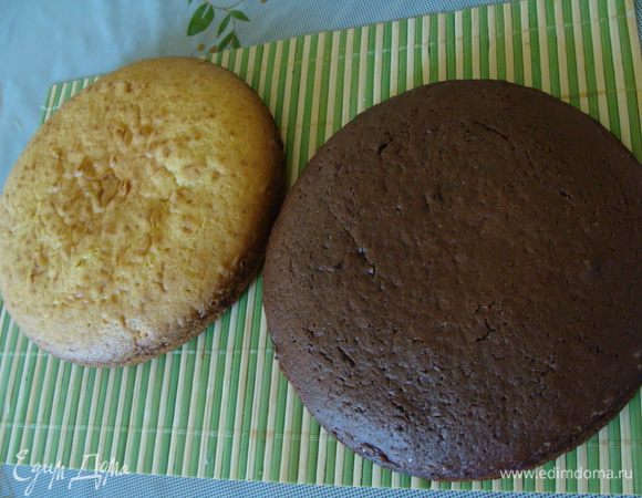 Белый бисквит готовим также, как и шоколадный. Заменив какао мукой. Но второй раз я заменила 25 грамм масла на сметану, этот результат мне понравился больше, тесто получается  менее жирное.