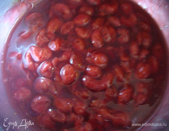 Приготовим вишню. В кастрюлю с толстым дном выложить вишню и поставить ее на медленный огонь. Когда она растает и пустит сок, добавим сахар, у меня ушло 3 ст ложки,  было кисло-сладко,вы ориентируйтесь на свой вкус. Затем всыпаем 1 ст ложку кукурузного крахмала и агар-агар, помешивая доводим до кипения и остужаем.
Масса, когда остынет, загустеет, станет блестящей. Совсем не похожа на желе.