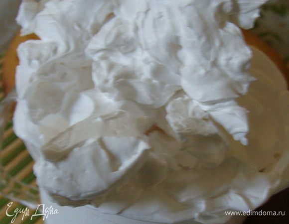 Приготовим крем. Взбиваем в высокой посуде охлажденные сливки с сахарной пудрой и ванилином. Я брала растительные, жирность 28 %. Если у вас животные сливки, то для крепости нужно добавить закрепитель сливок или желатин (будут вопросы, задавайте в комментариях). Две-три ложки отложим для украшения. В остальные добавим подготовленную сметану ( получается около 4-х ст.л.) и перемешиваем.
Можно вообще не добавлять сметану, но так как я люблю сметанный крем, не могла не использовать ее и в этот раз.