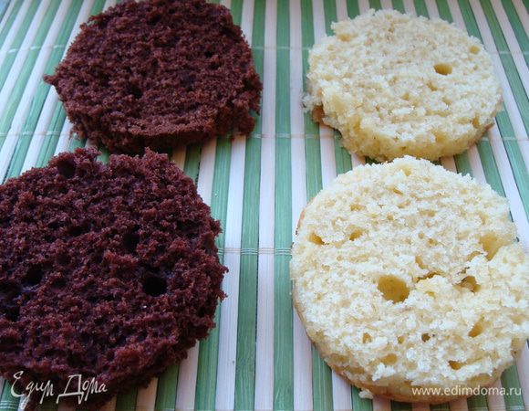 Собираем пирожные. 
Конечно, лучше, если бисквит полежит около 8 часов. Тогда он лучше режется. Но мы с семьей шли в гости, поэтому я делала все сразу.
Вырезала стаканом для пива кружочки. В первом варианте выпечки разрезала их напополам. А второй раз тесто было достаточно тонким.