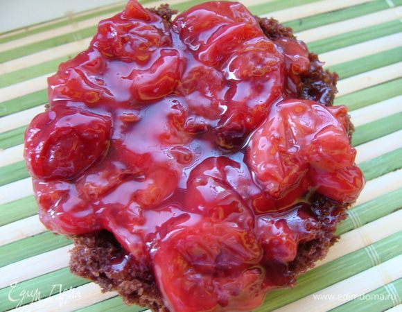 Чередовала сборку дисков так: два шоколодных +один белый и два белых+ один шоколадный.
Нижний слой выкладываем вишней, выдавливаем из корнетика крем(так удобнее), накрываем диском и покрываем кремом. Даем время постоять в холодильнике.
Несколько вишенок оставьте для украшения.