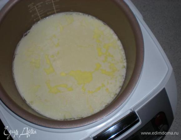 Спустя указанного времени под сывороткой спрятался густой йогурт. Ее конечно не выливаем, ведь это ценный продукт. 