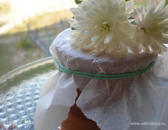 Разливаем мацун по баночкам и закрываем крышкой. Я разлила в керамические горшочки и накрыла пищевой пленкой. 