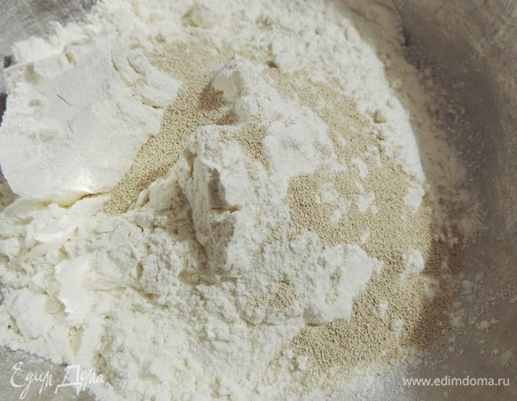 В теплую (!!!) молочную смесь высыпаем муку и сухие дрожжи.