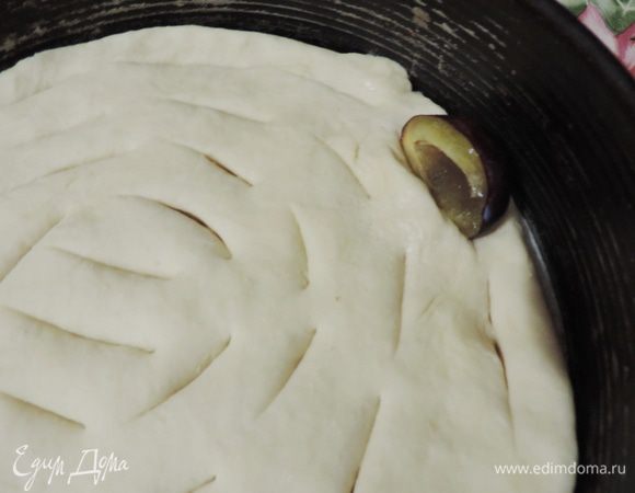 Тесто равномерно распределяем по форме диаметром 26см. Дно предварительно выстилаем бумагой. В тесте делаем надрезы почти до самого дна.