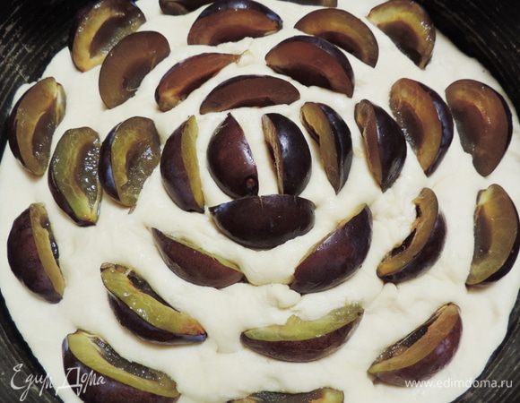 В надрезы вставляем сливы без косточек. Оставляем на 15-20 минут в теплом месте.