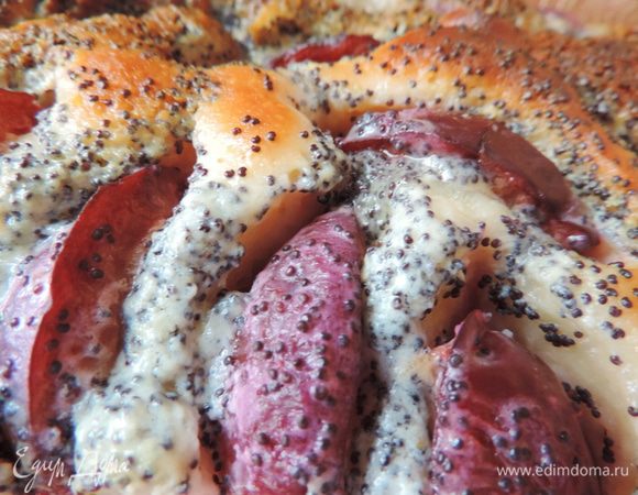 Выпекаем пирог в разогретой до 190-200 градусов духовке 35-40 минут. Если пирог еще сыроват, но сильно румянится - накройте его сверху бумагой.