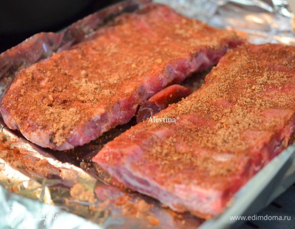 Ребрышки разрежем на 2 части. Выложим на противень с фольгой . Обвалять ребрышки с обеих сторон смесью и поставить в разогретую духовку на 180 гр на 1- 1,5 часа.
