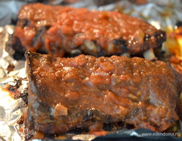 Приготовим соус, в острый добавляем мед по вкусу. Перемешаем и смазать ребрышки с 2х сторон. Вернем в духовку на 30 мин.
