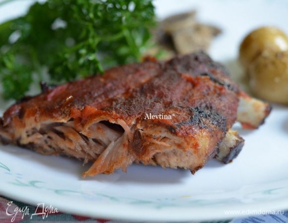 Готовые ребрышки разрезаем на порции и подаем к столу. Приятного аппетита.
