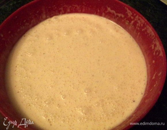 К яйцам добавить сахар, сметану и кефир и взбить миксером.